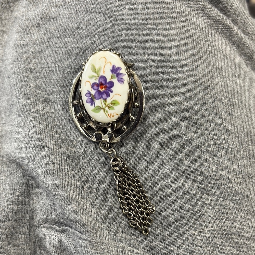 Vintage Floral Enamel Brooch with Purple flowers
Yy